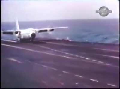 Взлет самолета с палубы при ураганном встречном ветре