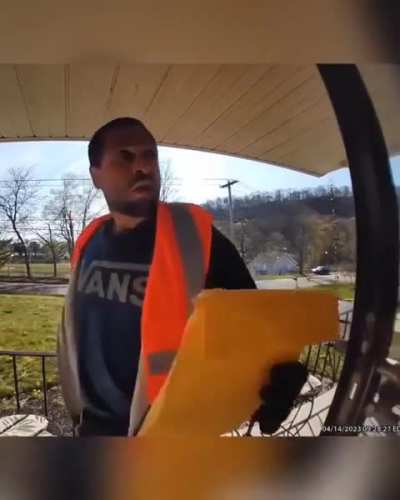 Homeowner shoves away an robber posing as a delivery person