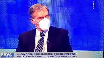 Vučko se “zaledio” kada je napokon shvatio da imamo veći BDP unatoč manjem broju stanovništva. Treba ga malo “resetovat” na tvorničke.