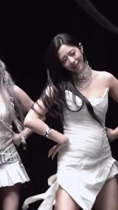 241114 IVE Official Tiktok Update with Yujin - Gimme every little bit of DIVE’s love 💙