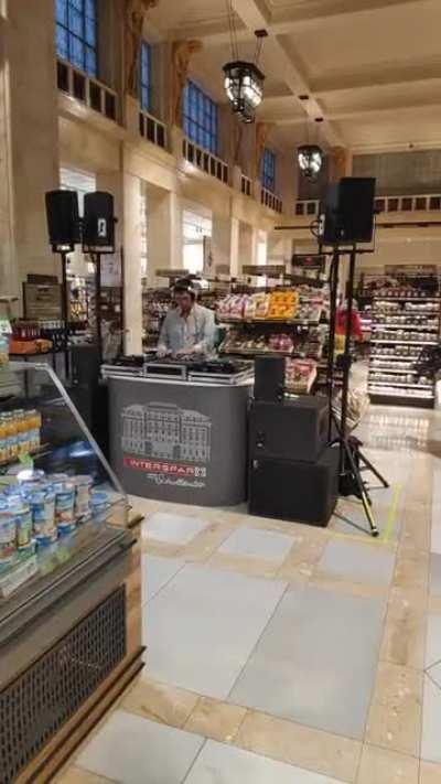 Feiern und einkaufen? Interspar am Schottentor jetzt mit DJ!