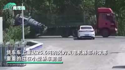 Wind turbine gearbox falls off a truck and crushes a car - 7/8/2020