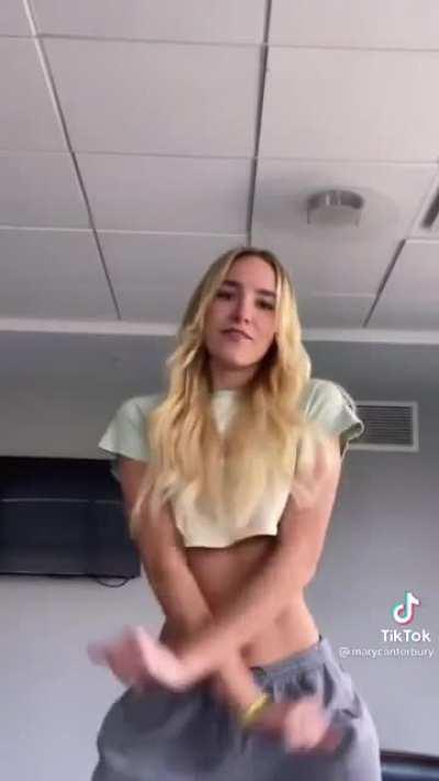 Her abs are insane 😩🔥