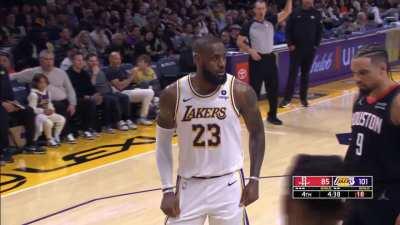 [Highlight] D'Angelo Russell catches Fred VanVleet lacking, gets an easy steal and assist