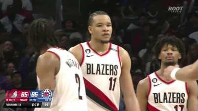 [Highlight] Sharpe manipulates gravity to somehow get the pass to the corner through Kawhi's arms