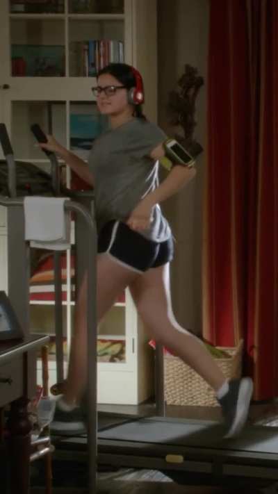 Ariel Winter Jogging on Treadmill - Modern Family