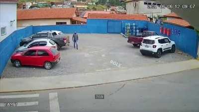 Alguém anotou a placa?