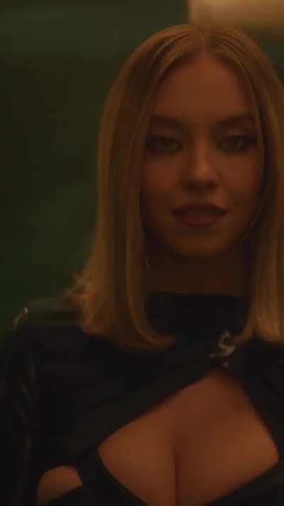 Sydney attends the 2022 HBO Emmy's Party.