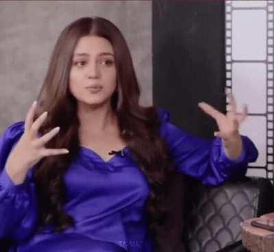 aise ishare krke zara kya kehne ki koshish kr rahi ha?