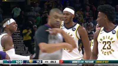 [Highlight] Myles Turner with the game-sealing block on Mason Plumlee!