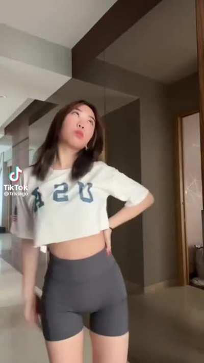 gonna be fapping to her dm me if uw to lewd her