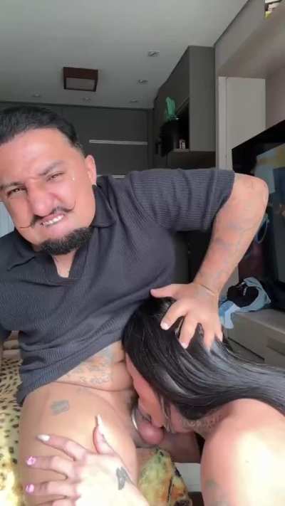 O anãozinho meteu sem dó nela