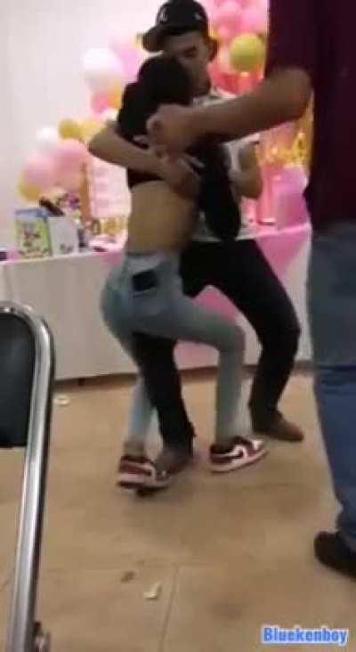 y por que traes la rodilla mojada?, pueeess..