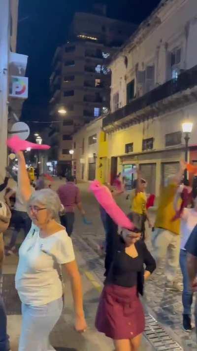 Chacarera de los despedidos en la puerta de Télam