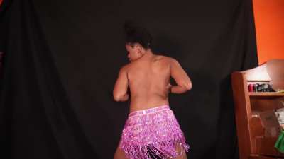 This outfit wasn’t meant to stay on