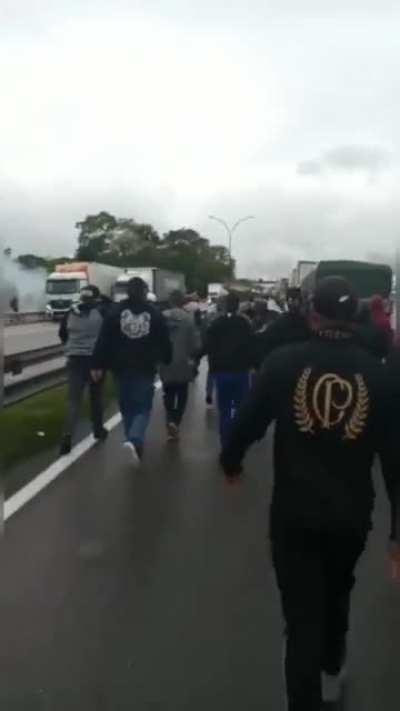 Gaviões da Fiel desobstruindo a paralisação na Via Dutra. A torcida organizada também retirou faixas que pediam intervenção militar.