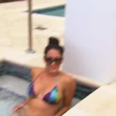 Nikki Bella: Total Divas S8E06 [1 MIC]