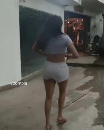 Janhvi Kapoor bhaav khaate huye