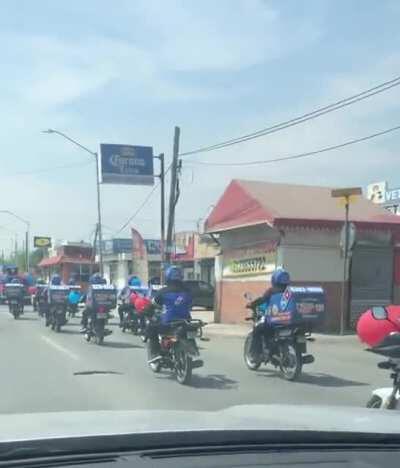 Caravana de Domino’s pizza por Escobedo. Why?
