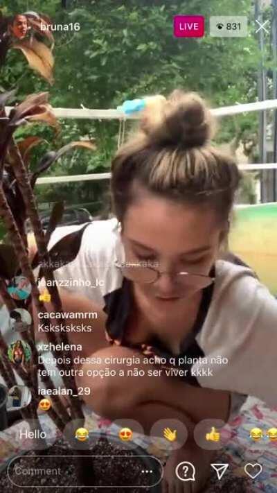 Bruna Carvalho (mostrando a buceta na live no 0:18)