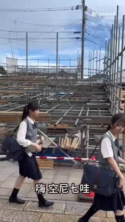 10月3日(发布) 一中国男子在日本街头向路过的日本人问好，但下一秒又用中文辱骂对方。