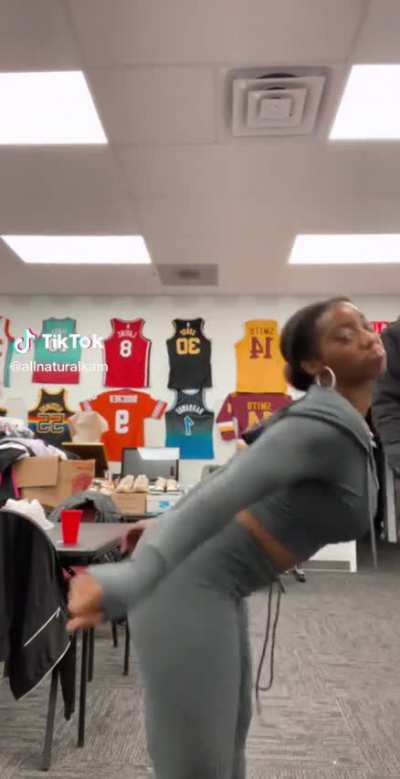 Kamilah (@allnaturalkam)