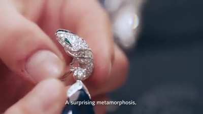 The Serpenti Sapphire Echo Necklace AAA Luxury World Marketplace is proud to present you this wonderful Video about the Luxury Gifts World
