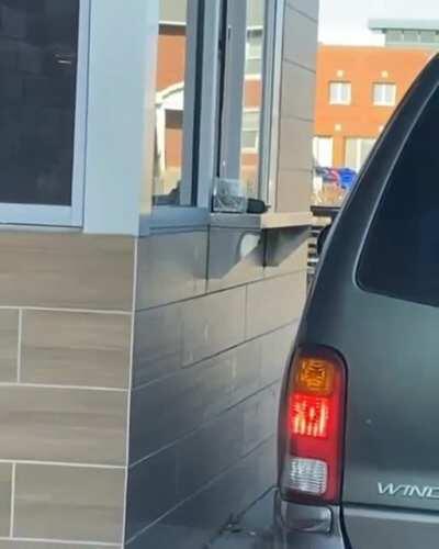 Super promo no Mac Donald's. Mas só no drive thru de manhã. CoffeBaby. Você troca seu bebê (de até 1ano) por um Café com Leite.