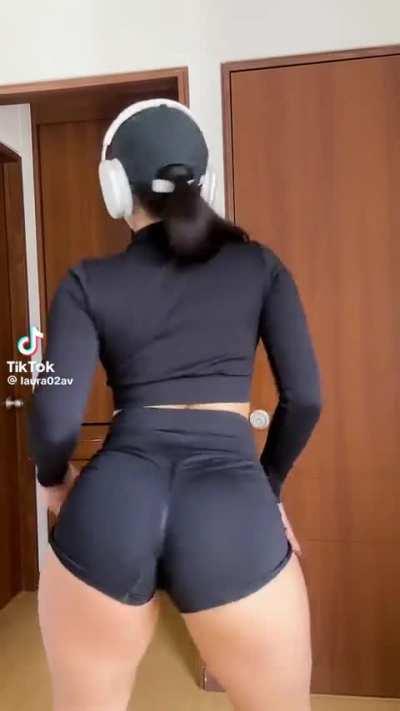 Thick Columbian chick 