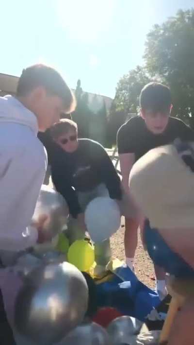 Balloon popping world record / Tunak Tunak (150/150) IN REVERSE