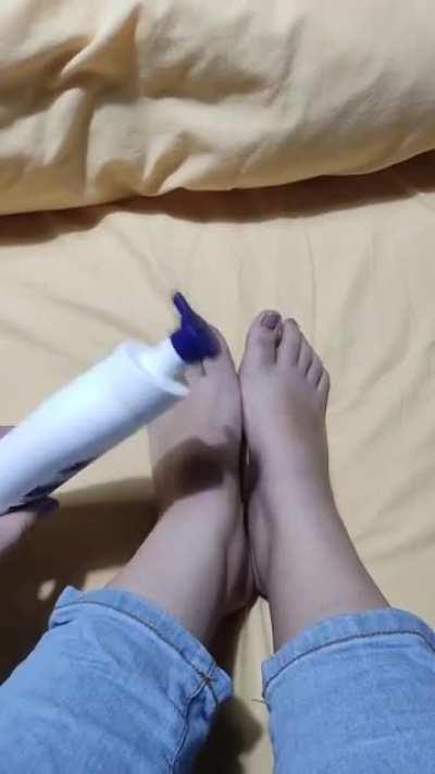 Who wants to see me play with this? 💦 Go to my OF and subscribe!