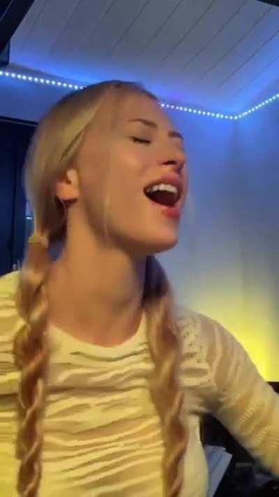 Yellow boobs 🔥💛