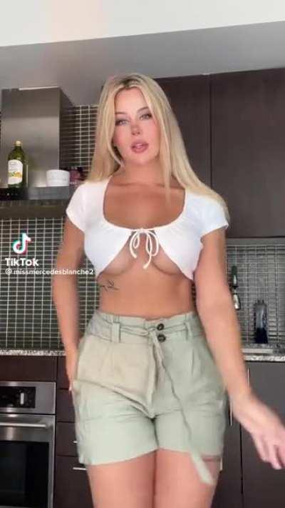 Perfect underboob (missmercedesblanche)
