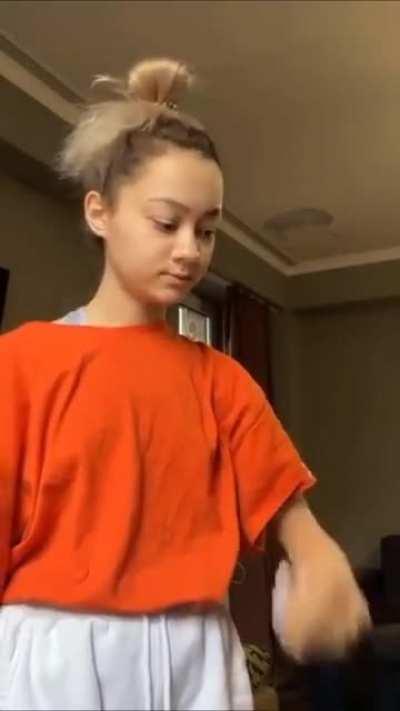 Thin Girl Roasts Bodybuilder real bad