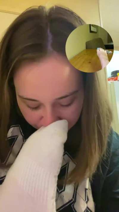 Dual pov of my stinky feet 