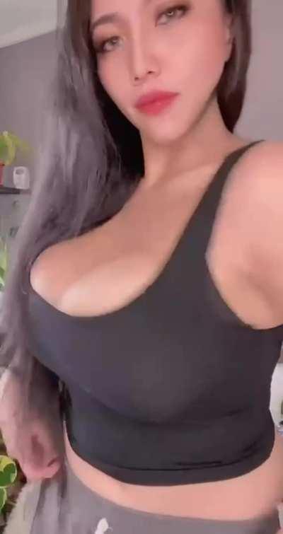 I can’t pick what to wear. Tell me which one you like. (OC) 😈