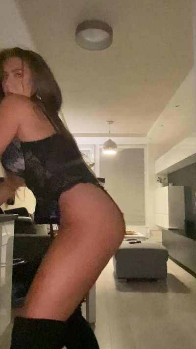 I hope that the 5 guys who see this like my petite body 💕