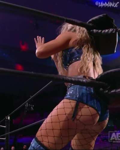 Tay in the turnbuckles🥵