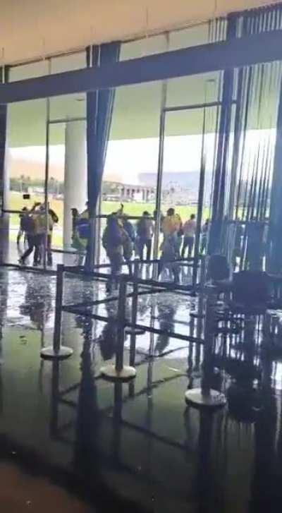 olsonaristas dentro do Congresso Nacional quebrando tudo o que veem pela frente.