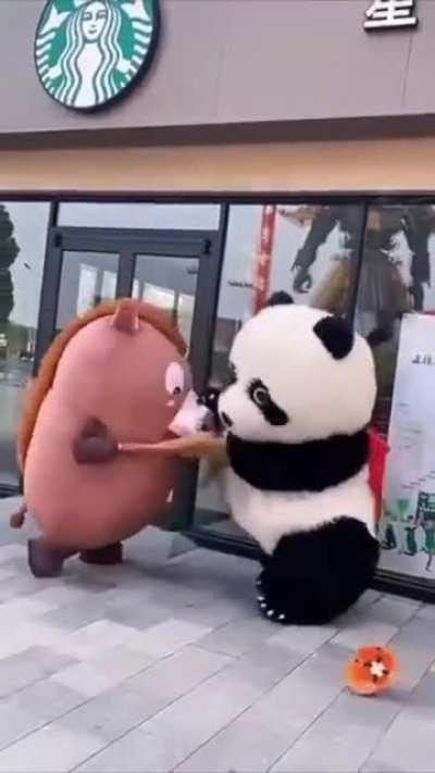 国宝挨了几下闷棍