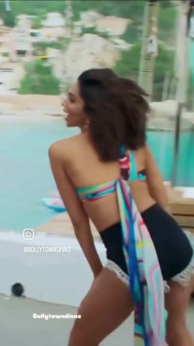 This scene of deepu ass and face expression