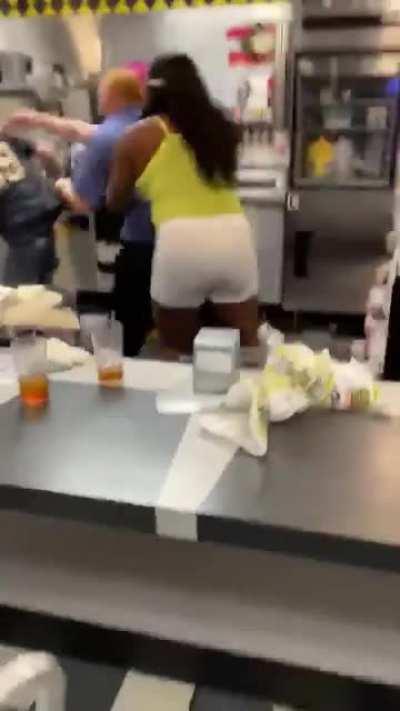 Freakout at Waffle House. NO IDEA what’s goin on. —- Credits: Likmontana on Twitter.