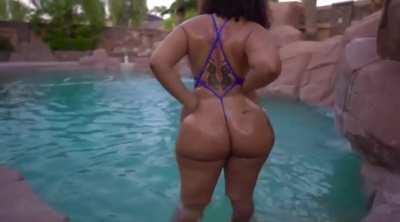 Super Thicc Baddie In The Pool 💦🍑