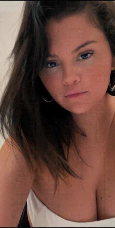 I want to wake up to Selena Gomez like this everyday