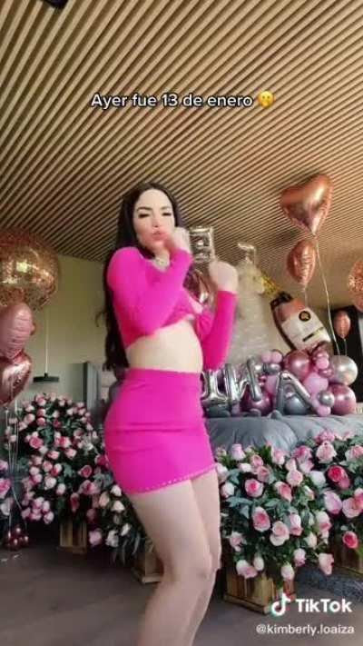 que le arian a kimberly con falda