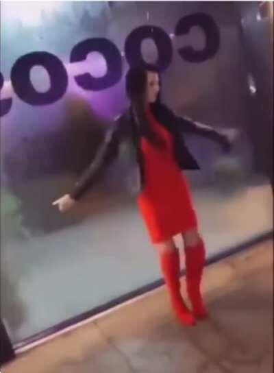 A pergunta é: como ela não viu a piscina🤔