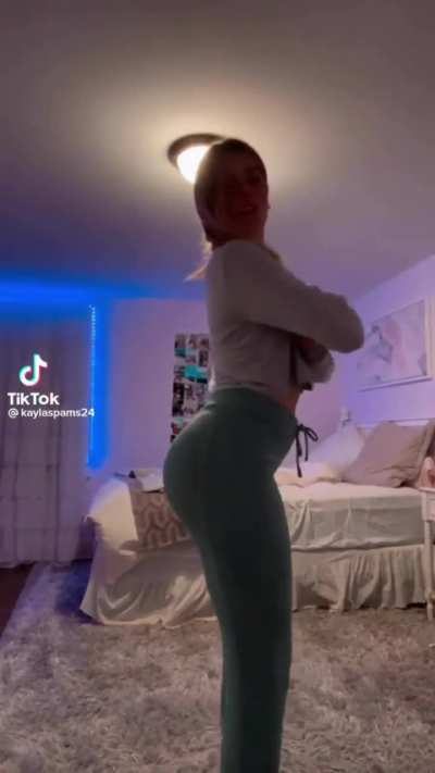Kayla’s perfect ass in sweatpants