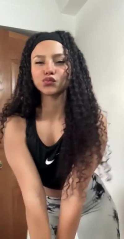 Emily (@ilovesmilinggg)