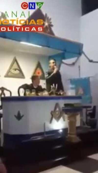 *VISHI* essa Raposa Velha anda por todo lugar mesmo, e esse *olho ali atrás* , cruz credo, *sarava* .....👀🤞