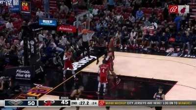 [Highlight] Heat get the steal and Jimmy Butler finishes with an explosive dunk to end the half